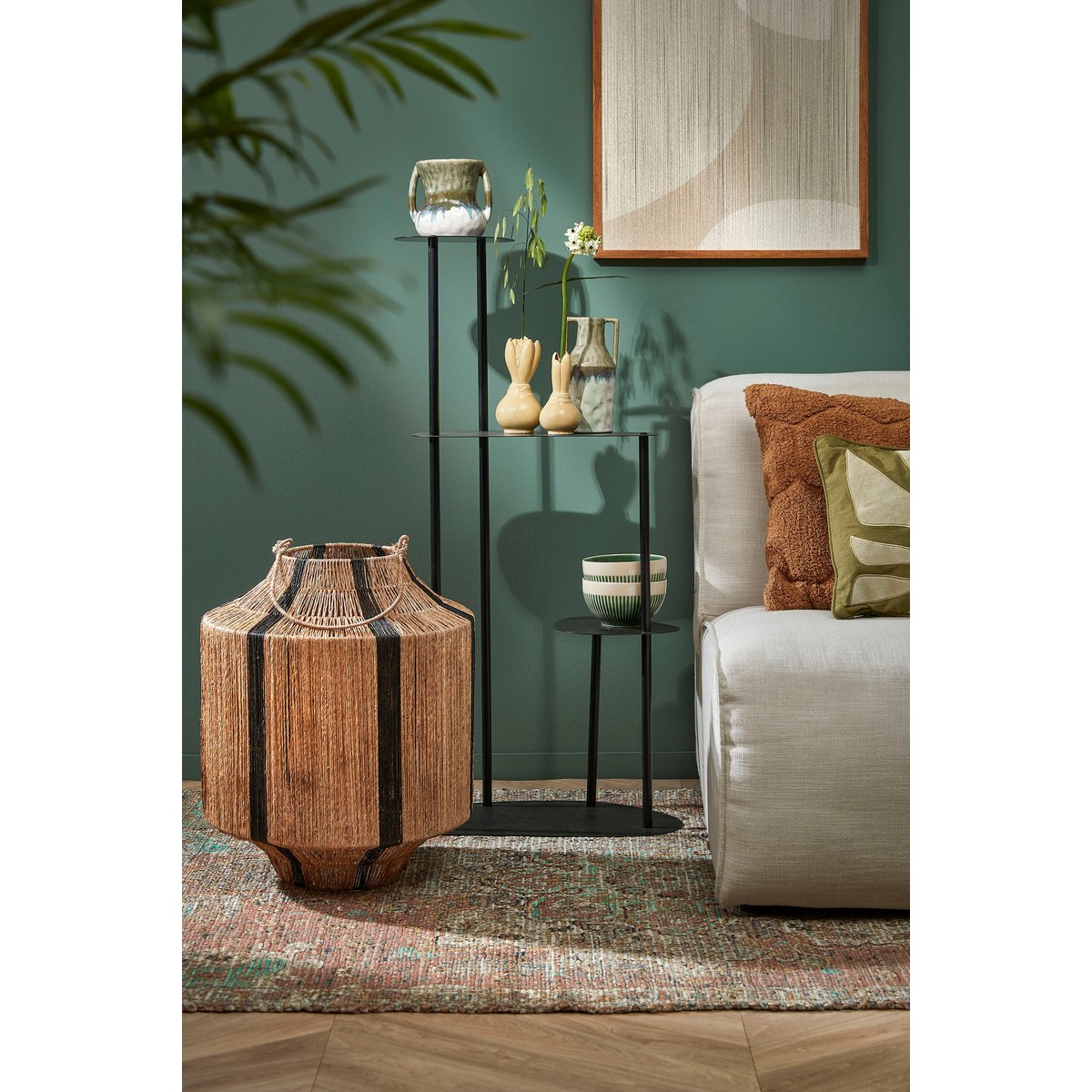 In combinatie met natuurlijke materialen en warme tinten vormt deze plantentafel de perfecte balans tussen stoer en verfijnd. Een subtiele blikvanger die rust en stijl uitstraalt.