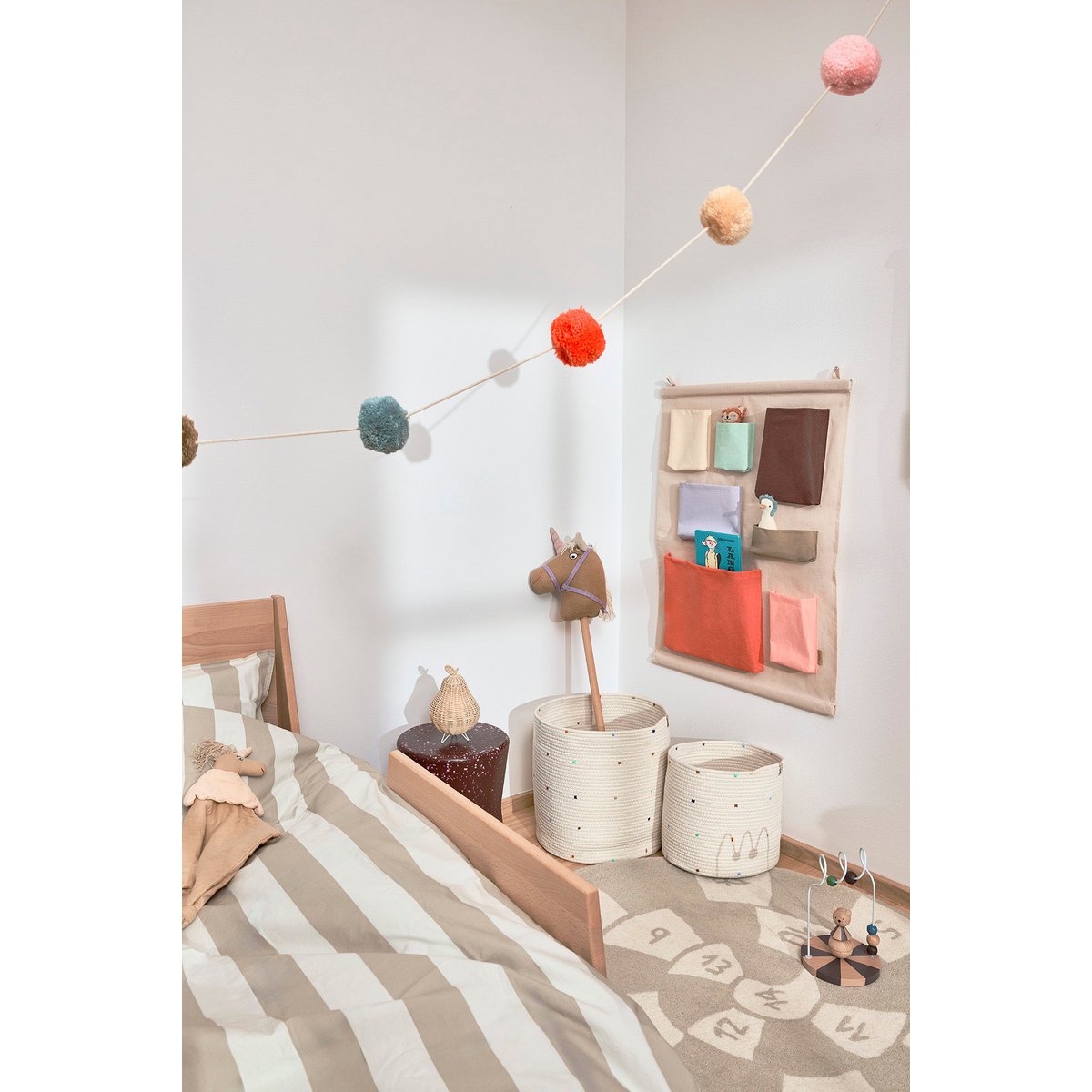 Een prachtige aanvulling op de kinderkamer! Dankzij het natuurlijke hout en het speelse design past dit kralenspiraal perfect in elk interieur.