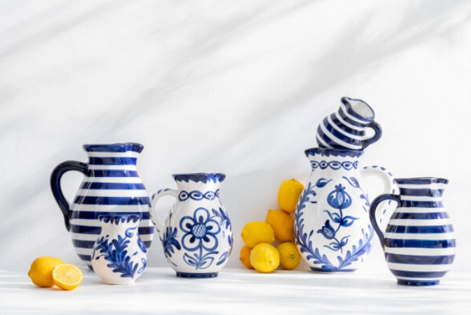 J-Line waterkan keramiek wit en blauw gestreept Granada samen in een set met andere blauwe kannen
