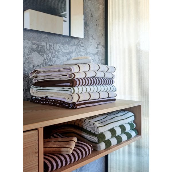 Detailfoto textuur van de Raita handdoek paars klei bruin