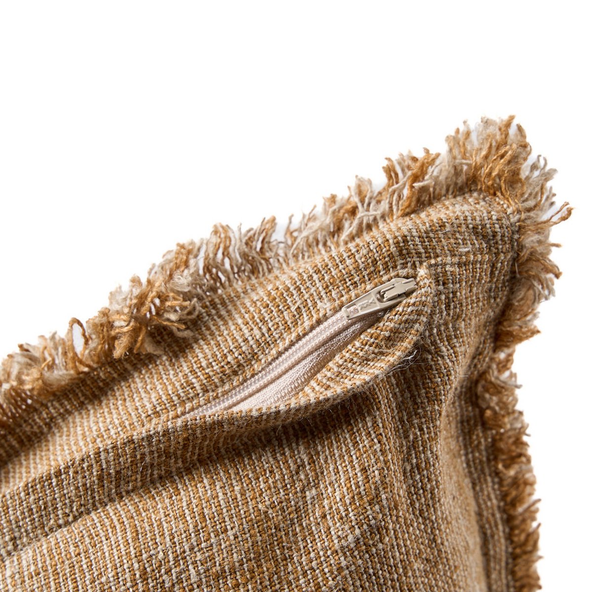 Bruine linnen kussenhoes Sahara Fringe 50 X 50 closeup detail van de rits
