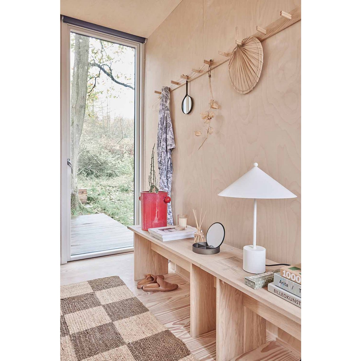 Een warm welkom. De natuurlijke uitstraling van jute en de zachte bruintinten brengen rust en harmonie in je hal of entree.