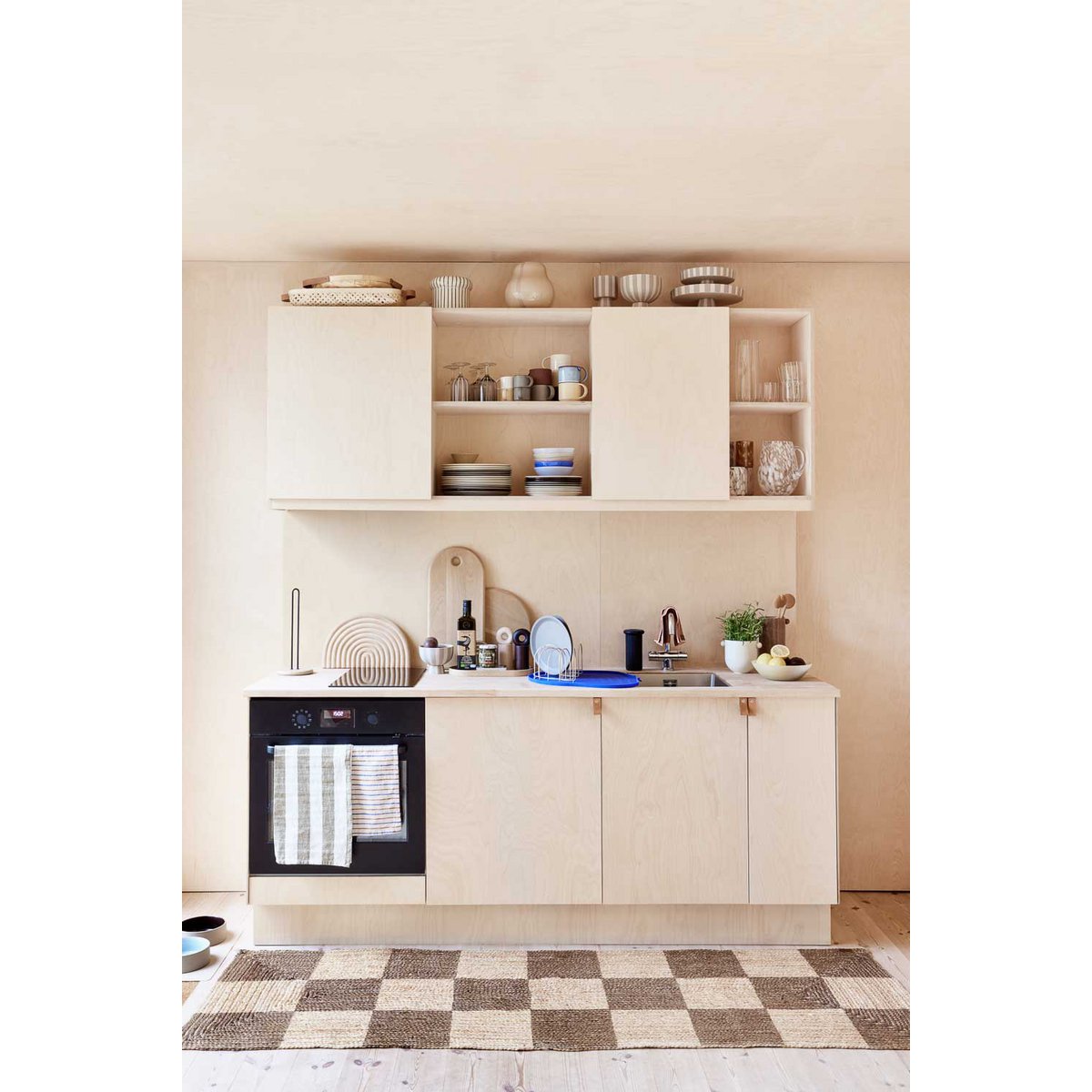In de keuken zorgt dit vloerkleed voor een natuurlijke balans tussen design en functionaliteit. De aardse kleuren voegen warmte toe aan lichte houttinten en minimalistische interieurs.
