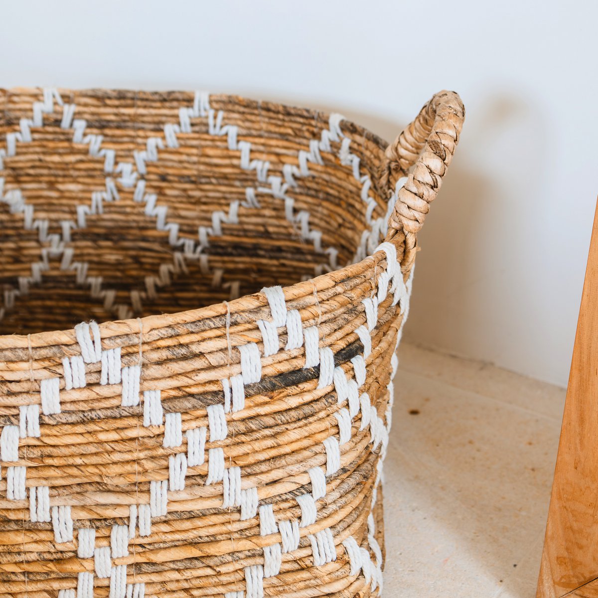 Detail van het gevlochten materiaal van de opbergmand vierkant naturel met handvatten Gandaria