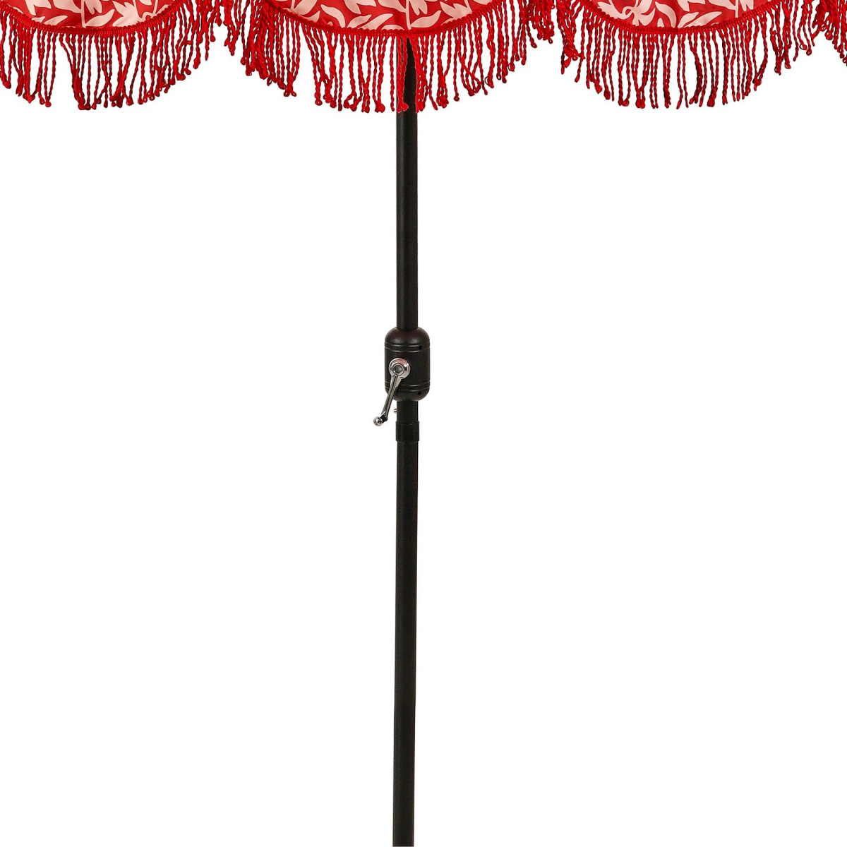 Detail van het handvat van de rode parasol met franjes met bloemenprint