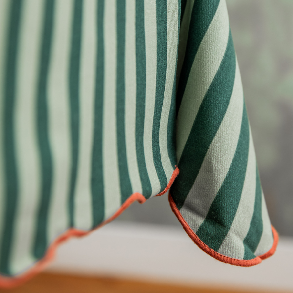 Detailopname van de rand en stof van het groene tafelkleed