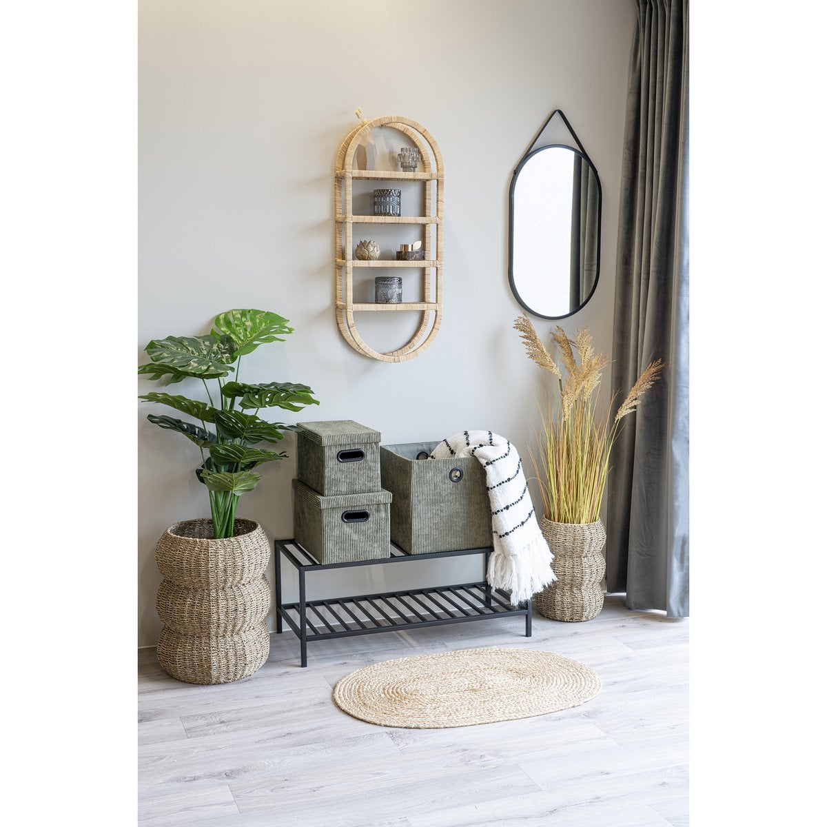Deurmat beige en gevlochten 50x80 cm Bombay gestyled met geweven plantenmanden, opbergkisten, kapstokken, spiegeltje en deken.