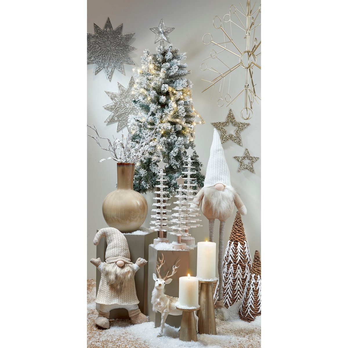 Beige keramieken vaas met een warme, natuurlijke uitstraling, omgeven door kerstdecoratie in kerstsfeer. Perfect om gedroogde bloemen of takken in te plaatsen, maar ook prachtig als los decoratief object. De aardse tinten en matte afwerking brengen een rustieke en mediterrane sfeer in elk interieur.