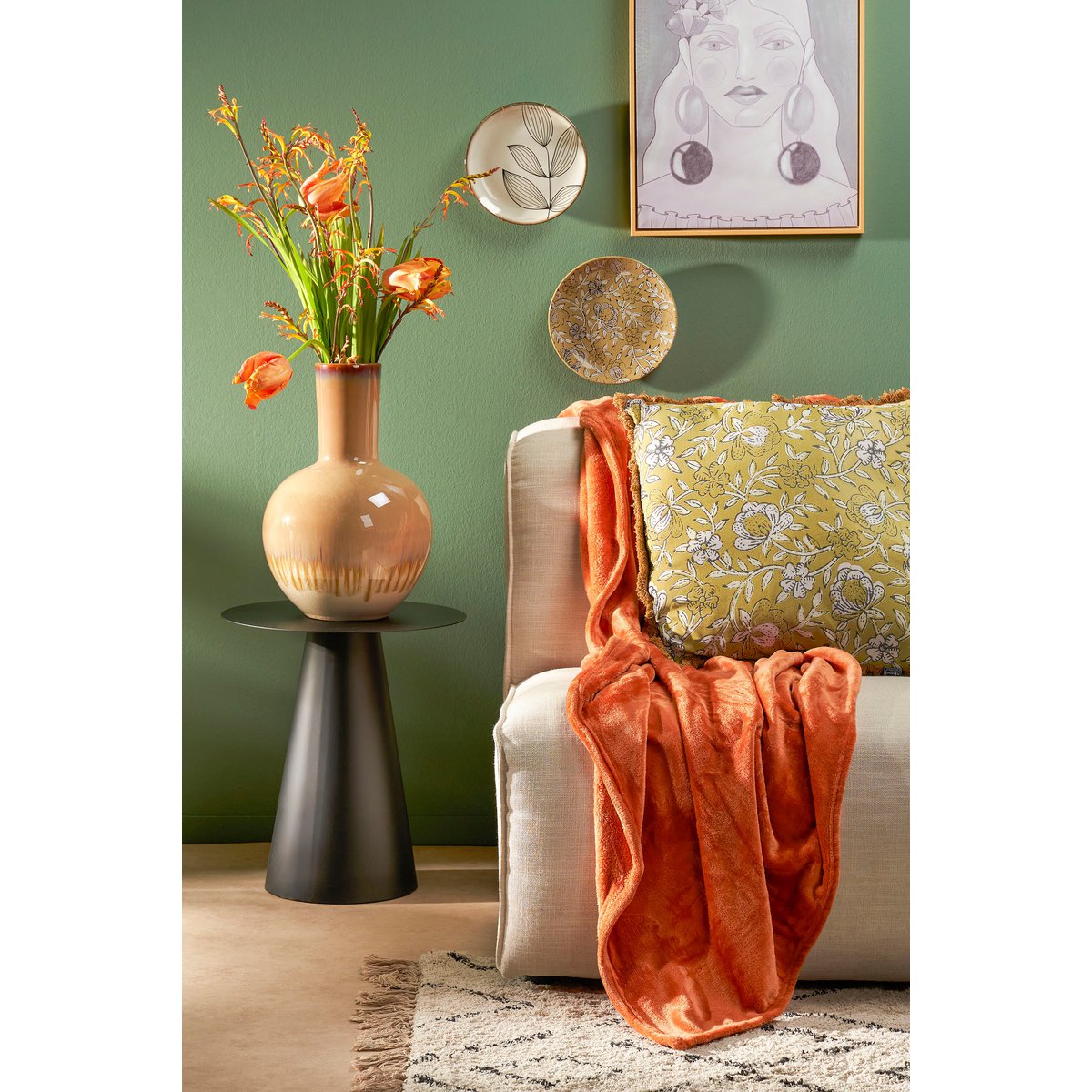 Beige keramieken vaas met een warme, natuurlijke uitstraling, in een natuurlijk interieur. Perfect om gedroogde bloemen of takken in te plaatsen, maar ook prachtig als los decoratief object. De aardse tinten en matte afwerking brengen een rustieke en mediterrane sfeer in elk interieur.