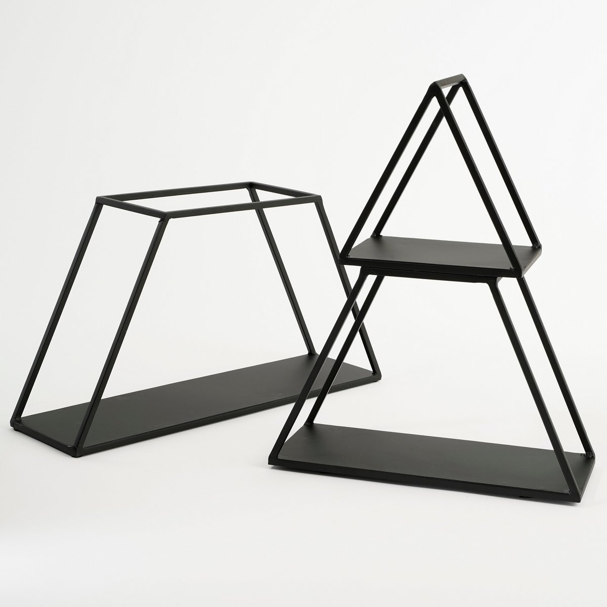 Driehoekige zwarte metalen 3-laagse etagère Rama. Voor hapjes, lekkernijen, fruit of als decoratie. Je kan hem uit elkaar halen voor meerdere vormen.