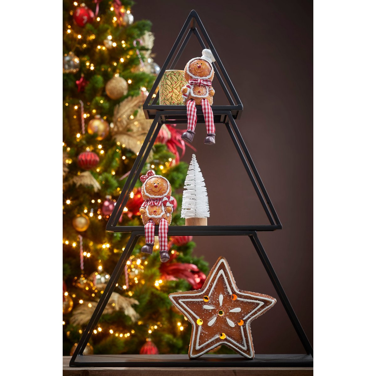 Kerstige sfeerfoto van de driehoekige zwarte metalen 3-laagse etagère Rama. Voor hapjes, lekkernijen, fruit of als decoratie.