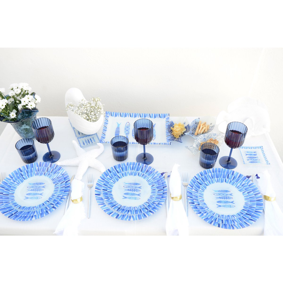 Een gedekte tafel met blauwe accenten en bestek