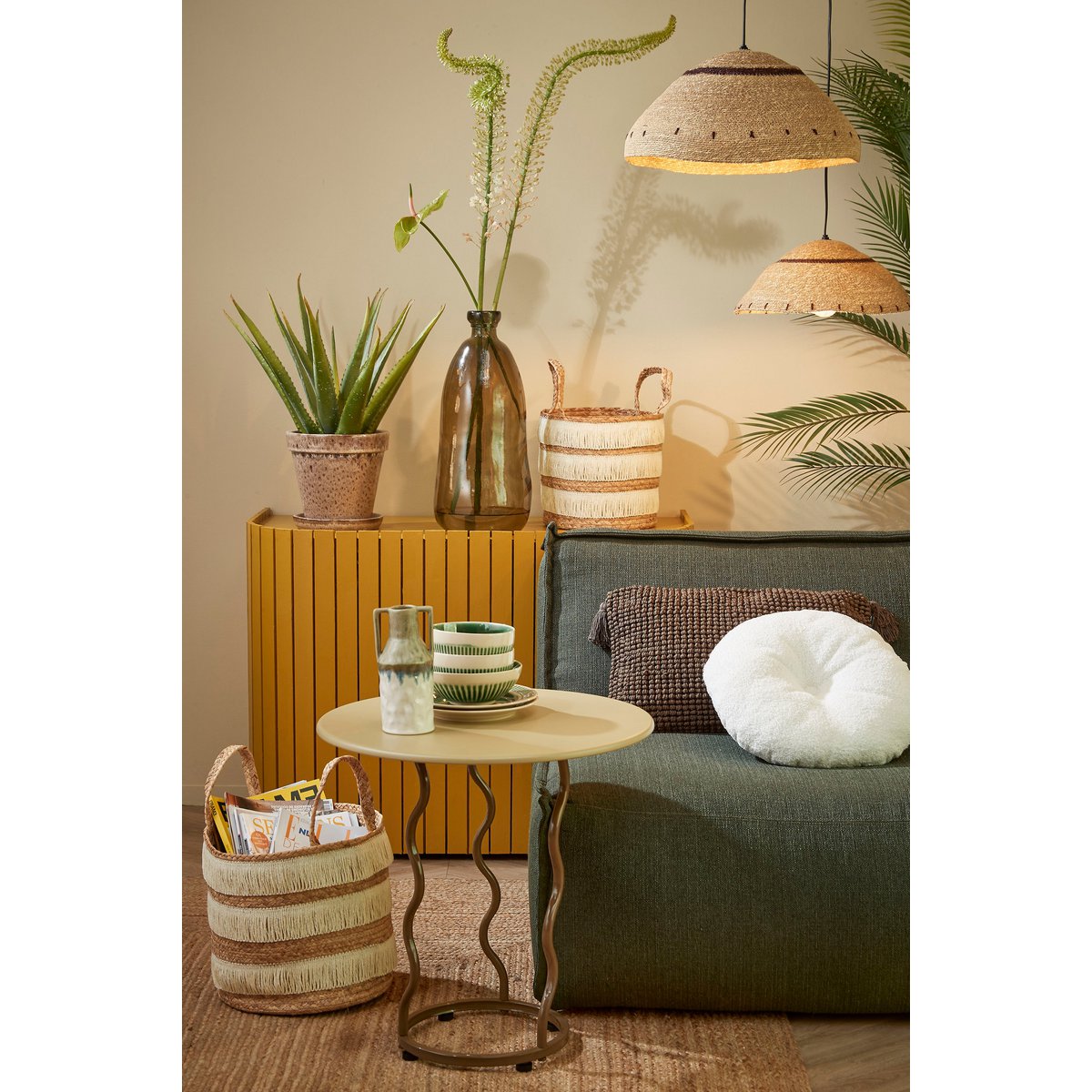 Laat je ruimte stralen met natuurlijke materialen en warme tinten. Deze hanglamp combineert prachtig met rotan, aardetinten en groene planten – een echte blikvanger in elk interieur.
