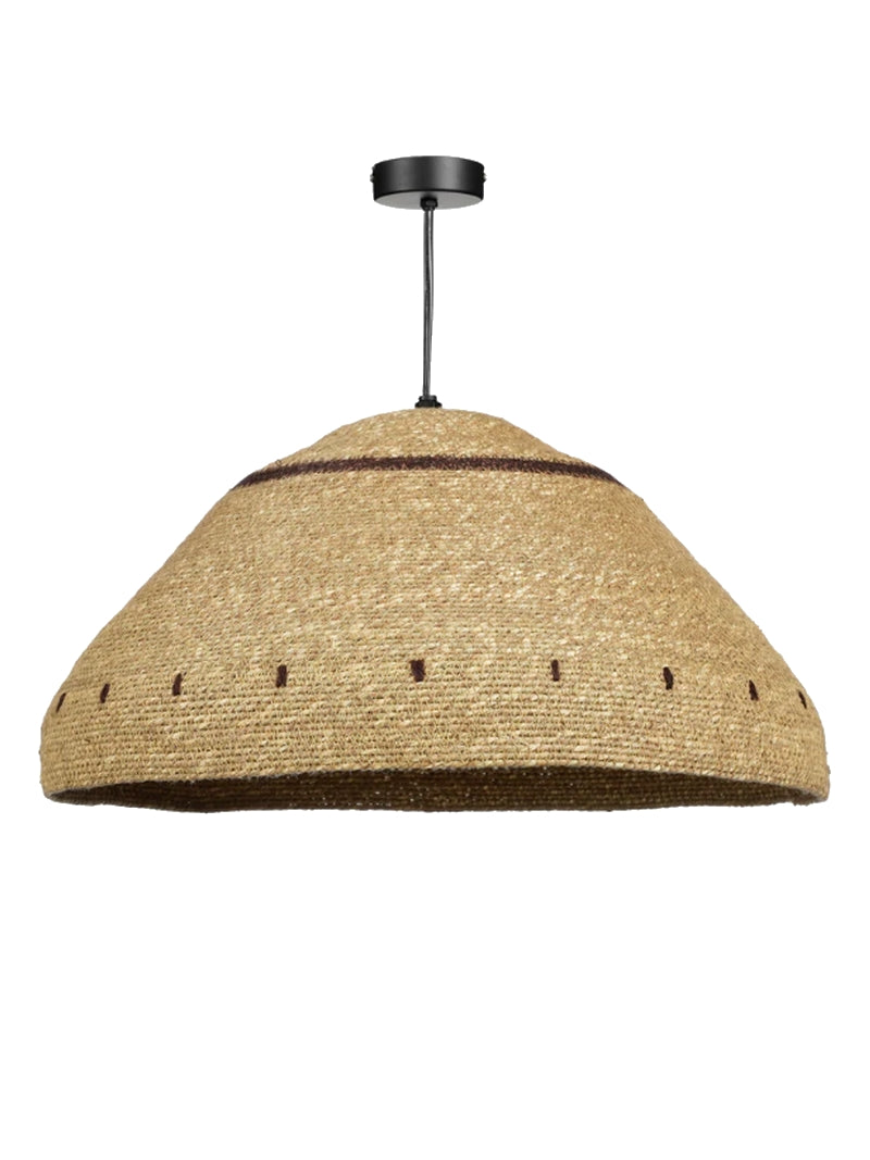 Deze prachtige hanglamp is met de hand gevlochten van natuurlijke jutevezels en brengt direct warmte en sfeer in je interieur. Het subtiele contrast van de donkere details geeft het ontwerp een verfijnde en ambachtelijke uitstraling.