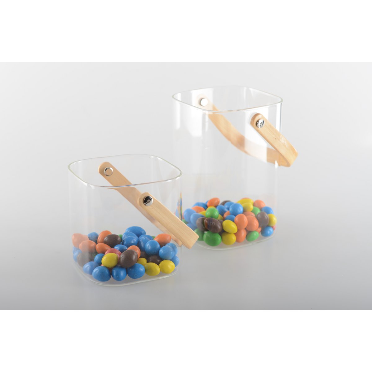 Glazen ijsemmer vierkant met houten handgreep transparant 11 cm met m&ms erin