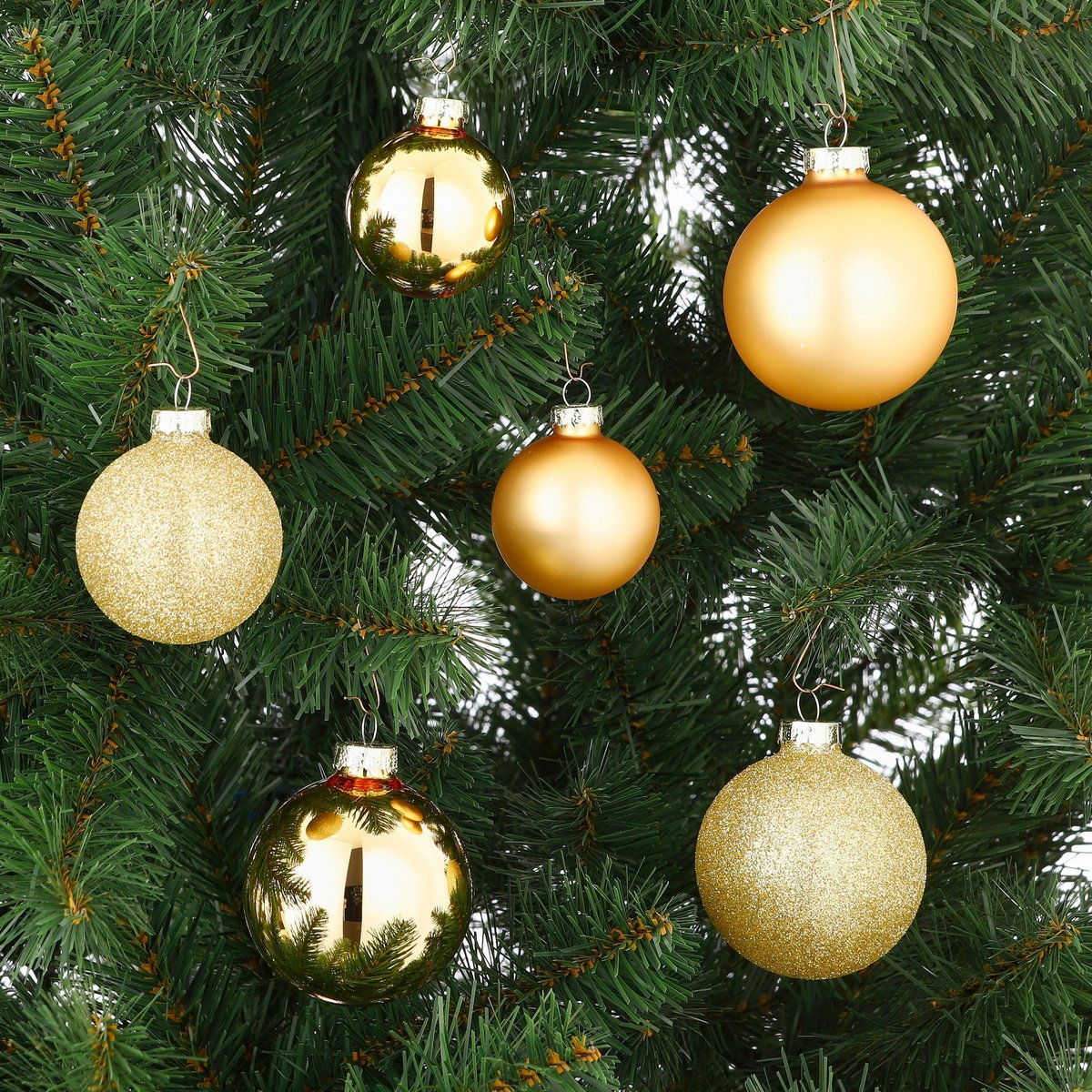 3 glazen kerstballen in goud. Mix van matte, glanzende en glittervarianten voor een warme, feestelijke uitstraling in de kerstboom.