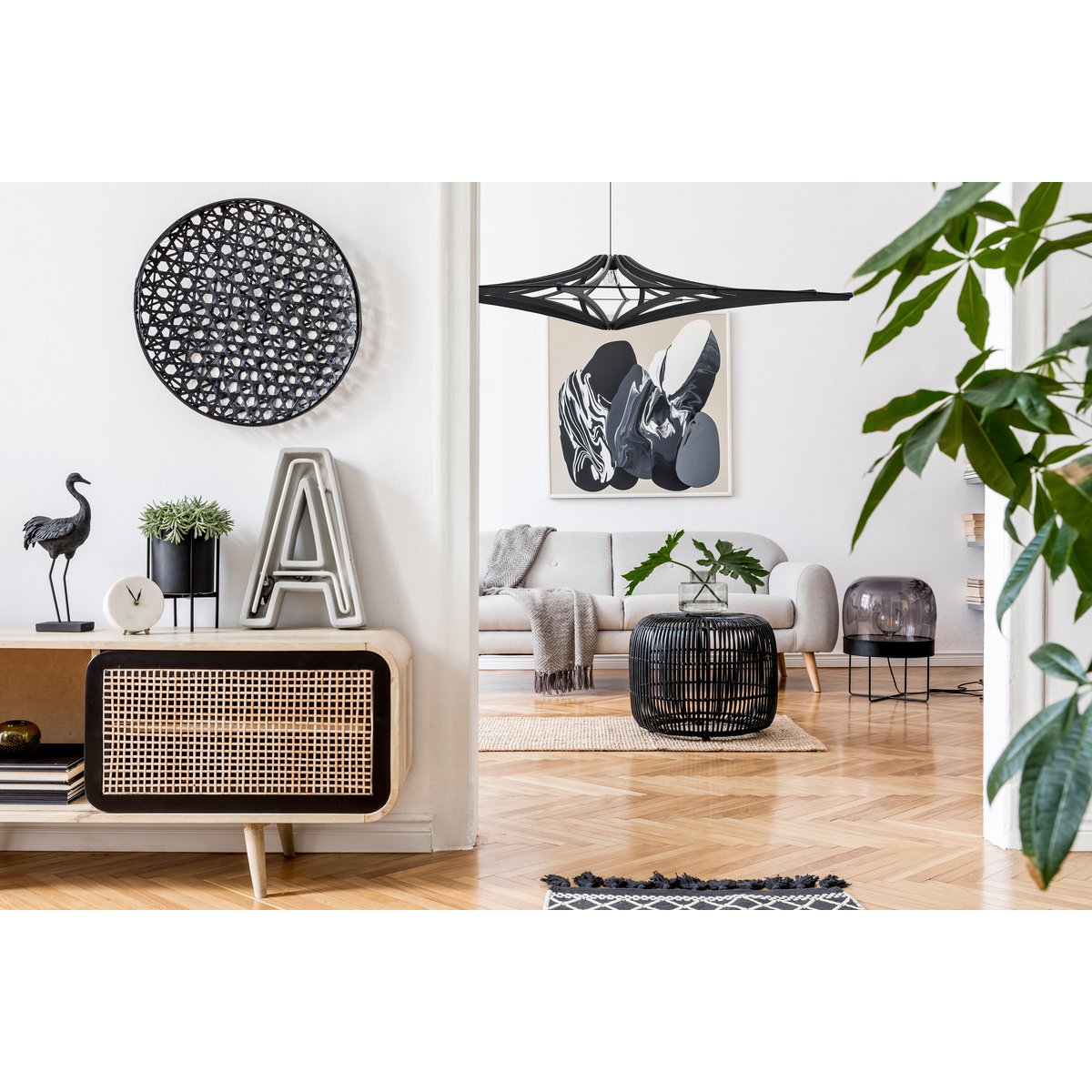 Grote zwarte MDF hanglamp met moderne, geometrische vorm en open structuur in een modern interieur. Een opvallend designstuk dat perfect past boven een eettafel of in een ruime woonkamer voor een eigentijdse en stijlvolle uitstraling.