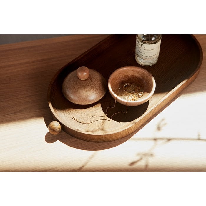 Subtiele luxe: gebruik de plank als decoratief plateau op je dressoir of tafel. Combineer met keramiek of glas voor een serene, natuurlijke look.