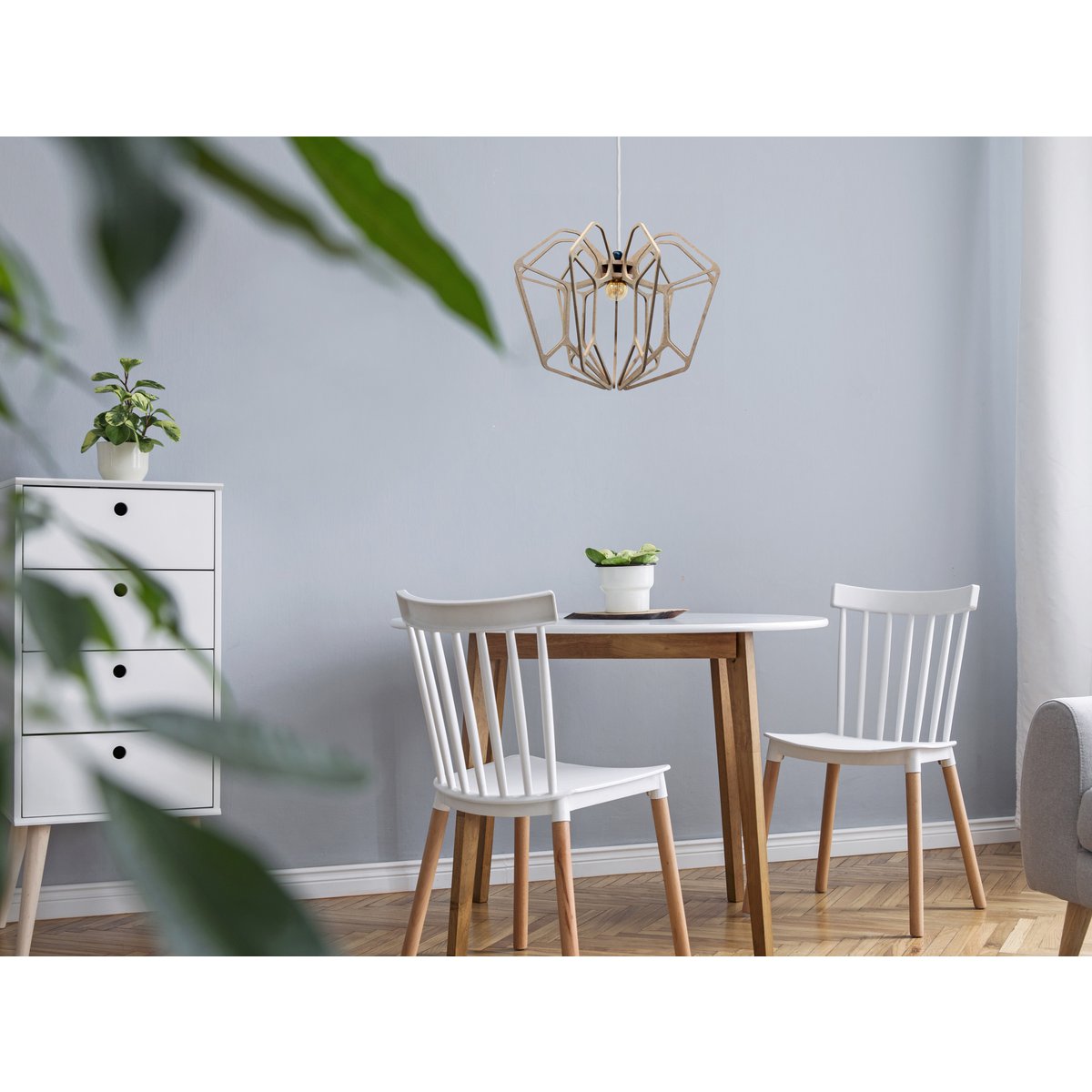 Boven een eettafel komt deze lamp prachtig tot zijn recht. Het natuurlijke hout en het strakke design brengen warmte en balans in de ruimte.