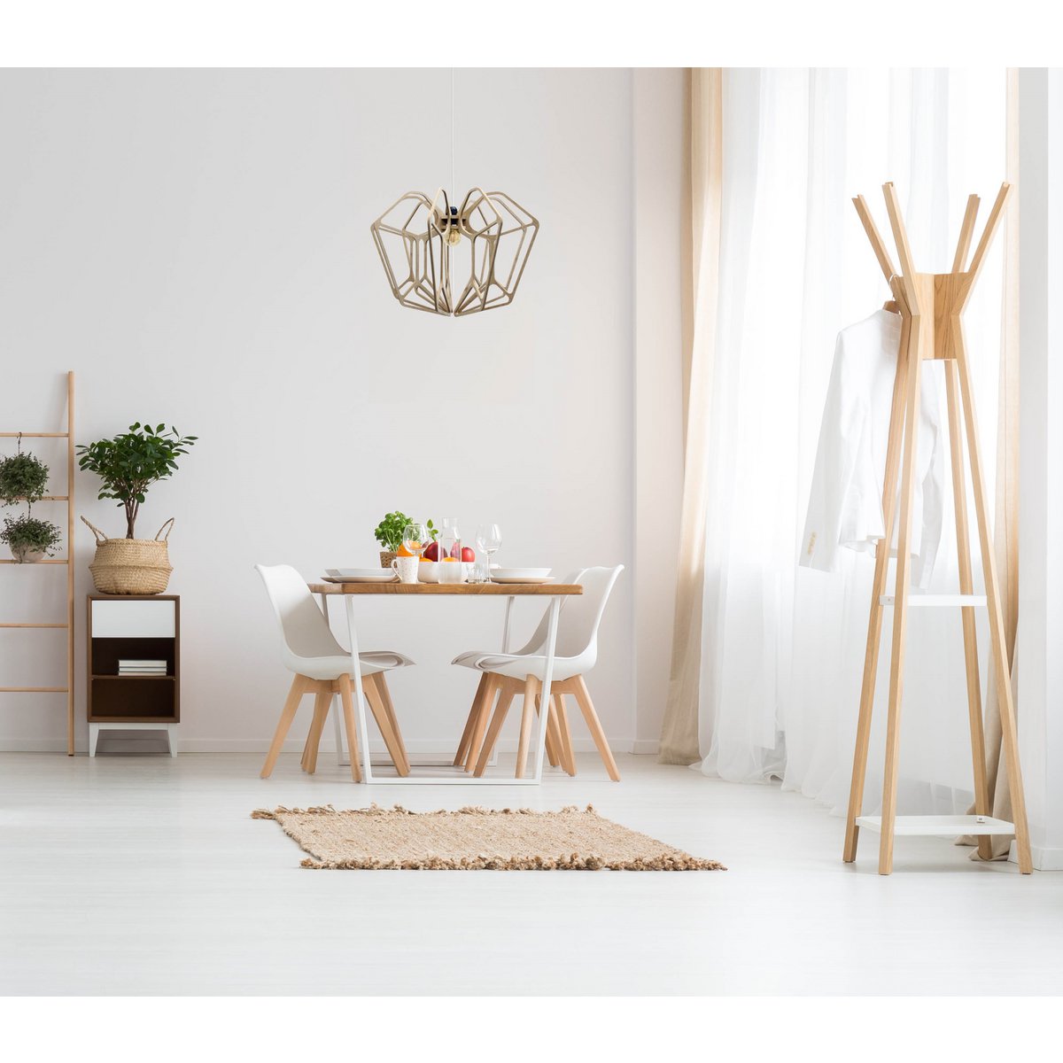 In een licht en ruim interieur benadrukt de lamp haar architectonische vorm – een subtiel statement zonder te overheersen.