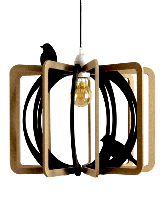 Houten hanglamp van MDF met speelse vogelaccenten en linnen kabel. Een origineel design dat natuurlijke materialen combineert met een modern silhouet, perfect voor een sfeervolle woonkamer of eetkamer.
