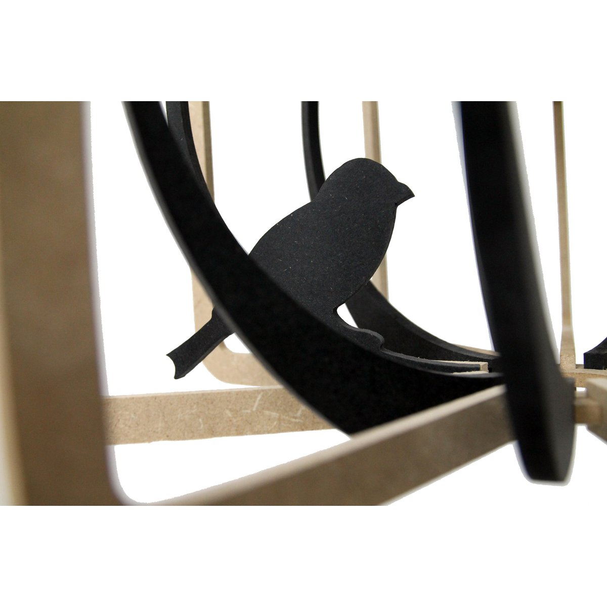 Detail van houten hanglamp van MDF met zwart vogeldecor, een speels en natuurlijk accent dat de lamp een unieke en charmante uitstraling geeft. Perfect voor een warm en eigentijds interieur.