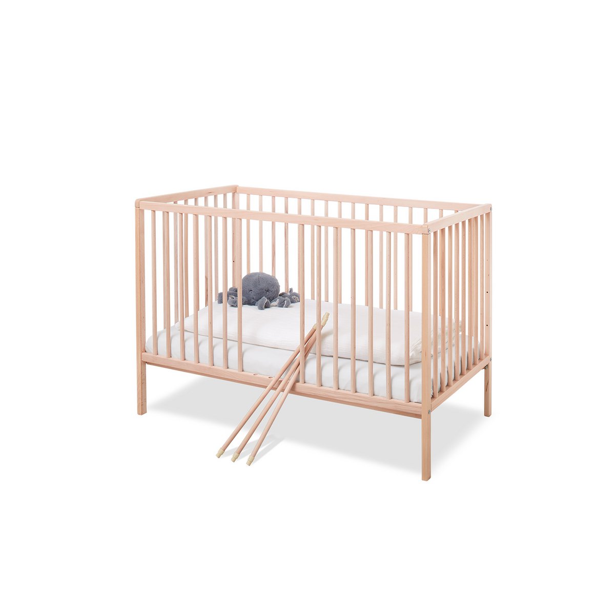 Babybed Hanna met verstelbare lattenbodem in natuurlijke babykamer