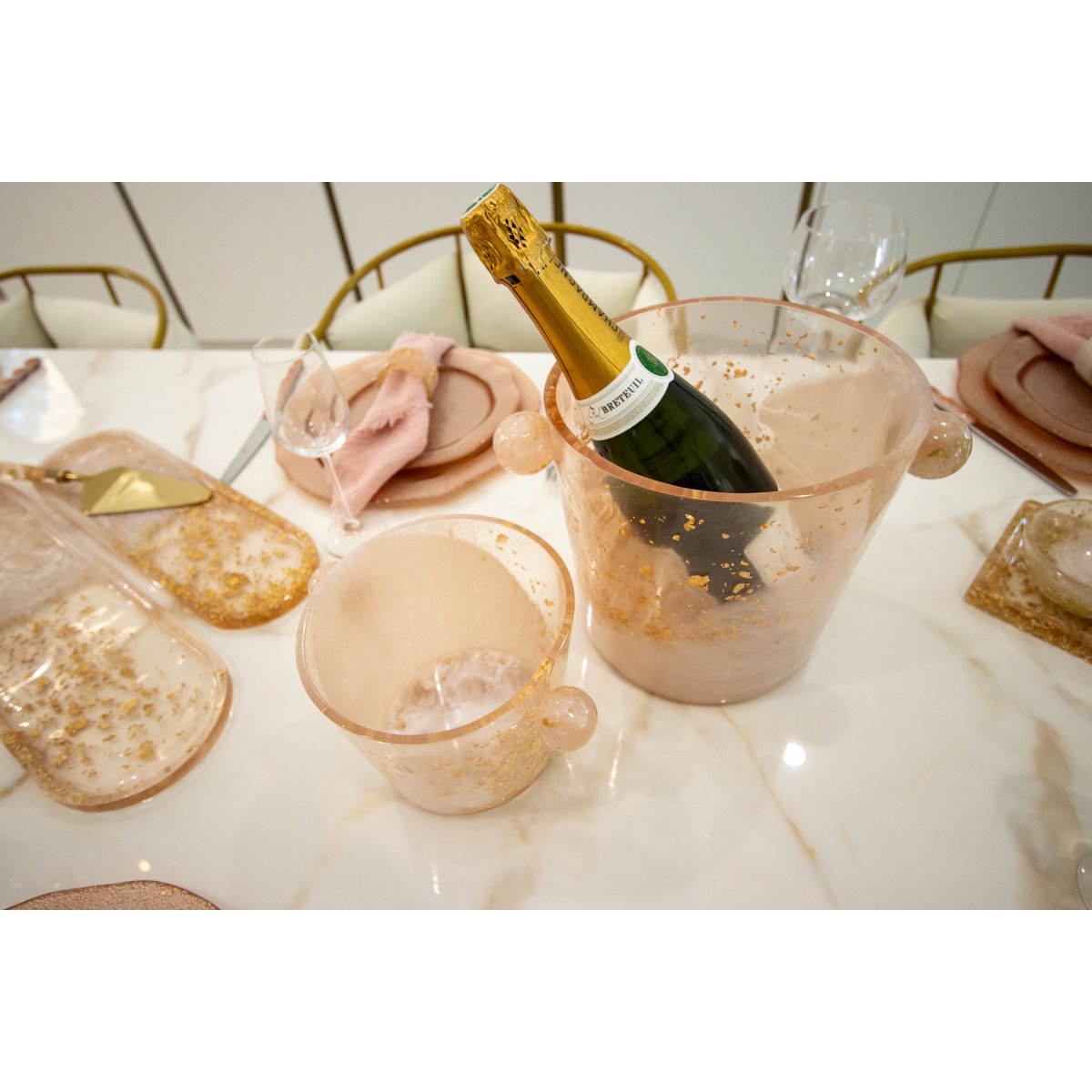 IJsemmer hars roze goud 14,5 cm Scawd op een tafel met soortgelijk servies en een champagne fles in de emmer