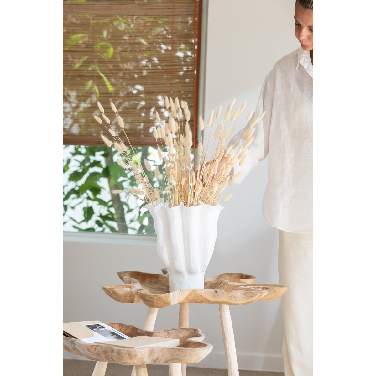 J-Line Calyx vaas in wit op een tafel in een warm, natuurlijk interieur