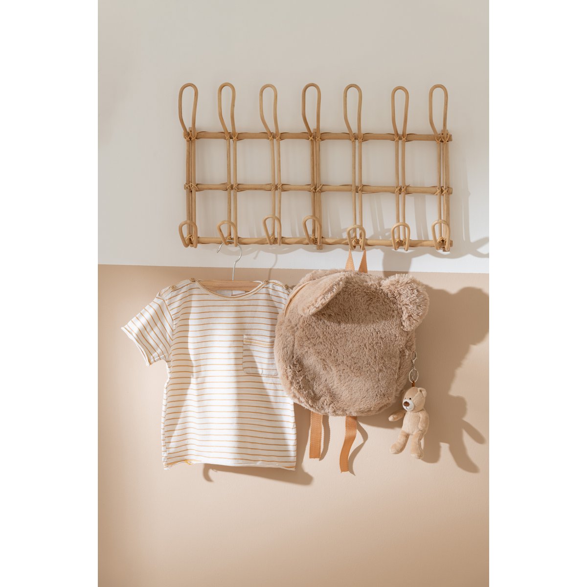 J-Line kapstok hout wand met 6 haken Ellen aan de muur met een schattig peuter shirt en een fluffy rugzak