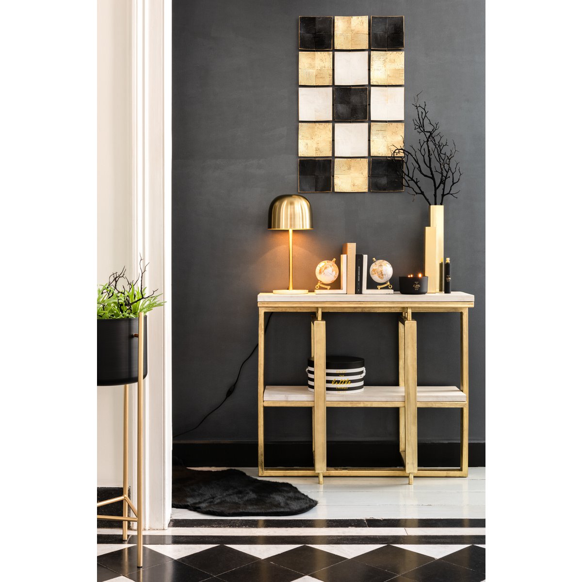 J-Line tafellamp goud metaal en marmer Queen op een dressoir in een moderne hal met gouden en zwarte accenten