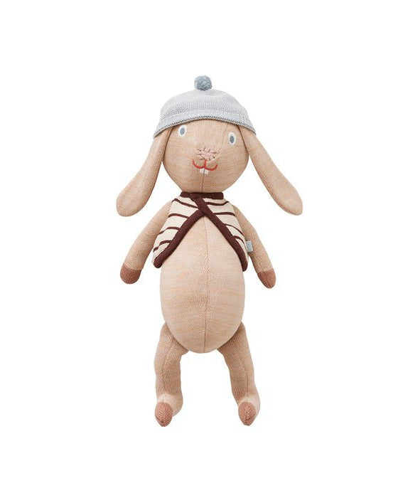 Maak kennis met dit zachte konijntje met zijn stoere streepjestrui en gebreide muts. Een knuffelvriend om mee te spelen, te troosten en overal mee naartoe te nemen.