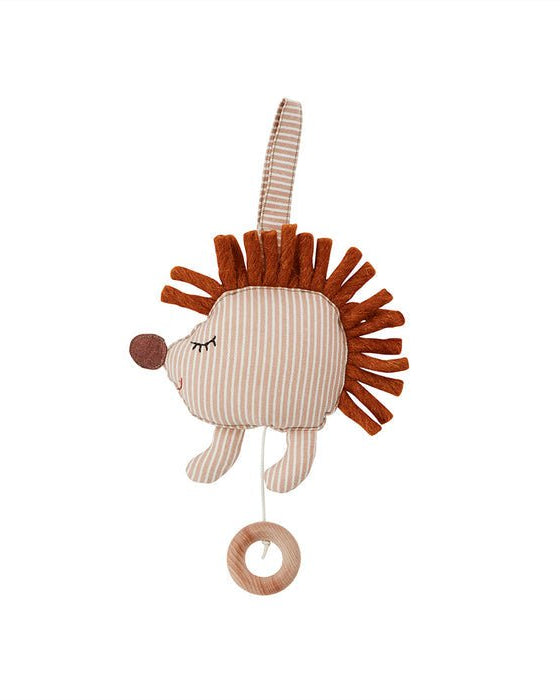 Dit lieve egeltje wiegt je kleintje zachtjes in slaap. Trek aan het koordje en laat een rustgevend melodietje klinken — perfect voor boven de wieg of box.