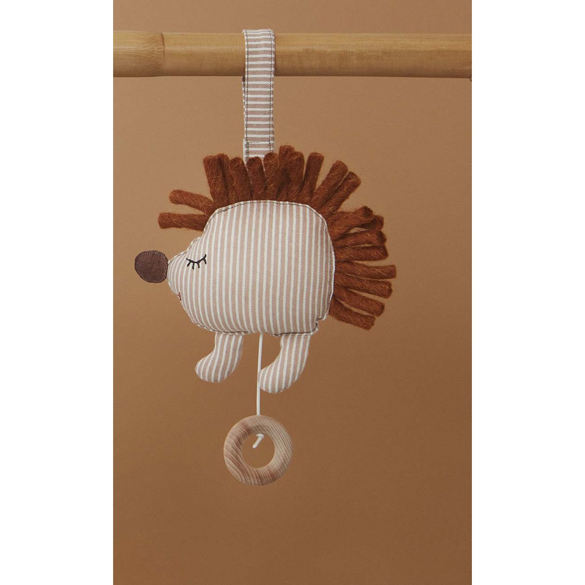 Met zijn rustige kleuren, vriendelijke gezicht en zachte materialen is dit egeltje het perfecte gezelschap voor jouw kleintje.