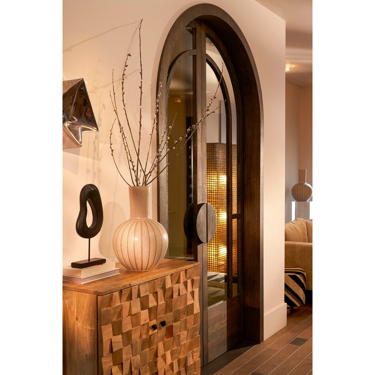 Keramieken beige vaas Holm in een knusse woonkamer setting. perfect voor een boho of modern interieur.