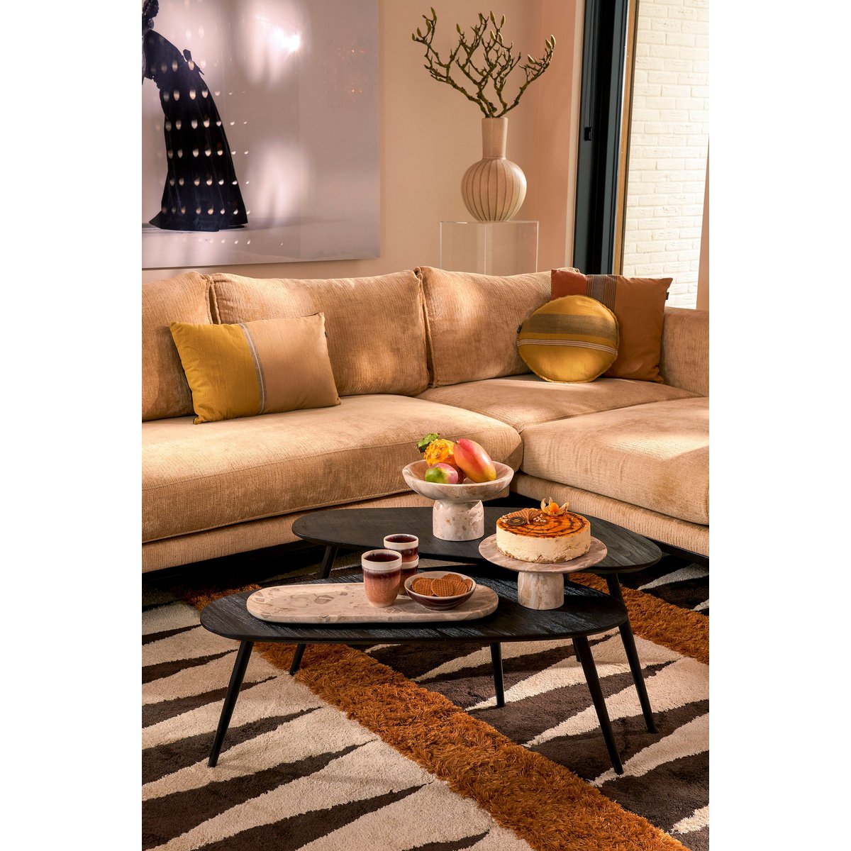 Keramieken beige vaas Holm in een knusse woonkamer setting. perfect voor een boho of modern interieur.