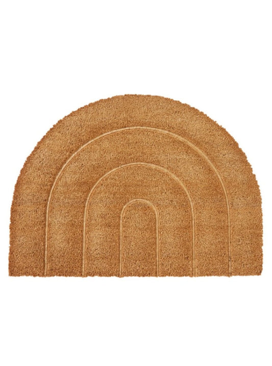 Halfronde deurmat van kokosvezel met subtiel regenboogpatroon. De natuurlijke vezels en warme kleur maken het een stijlvolle en praktische toevoeging aan je entree, perfect om vuil en stof buiten te houden.
