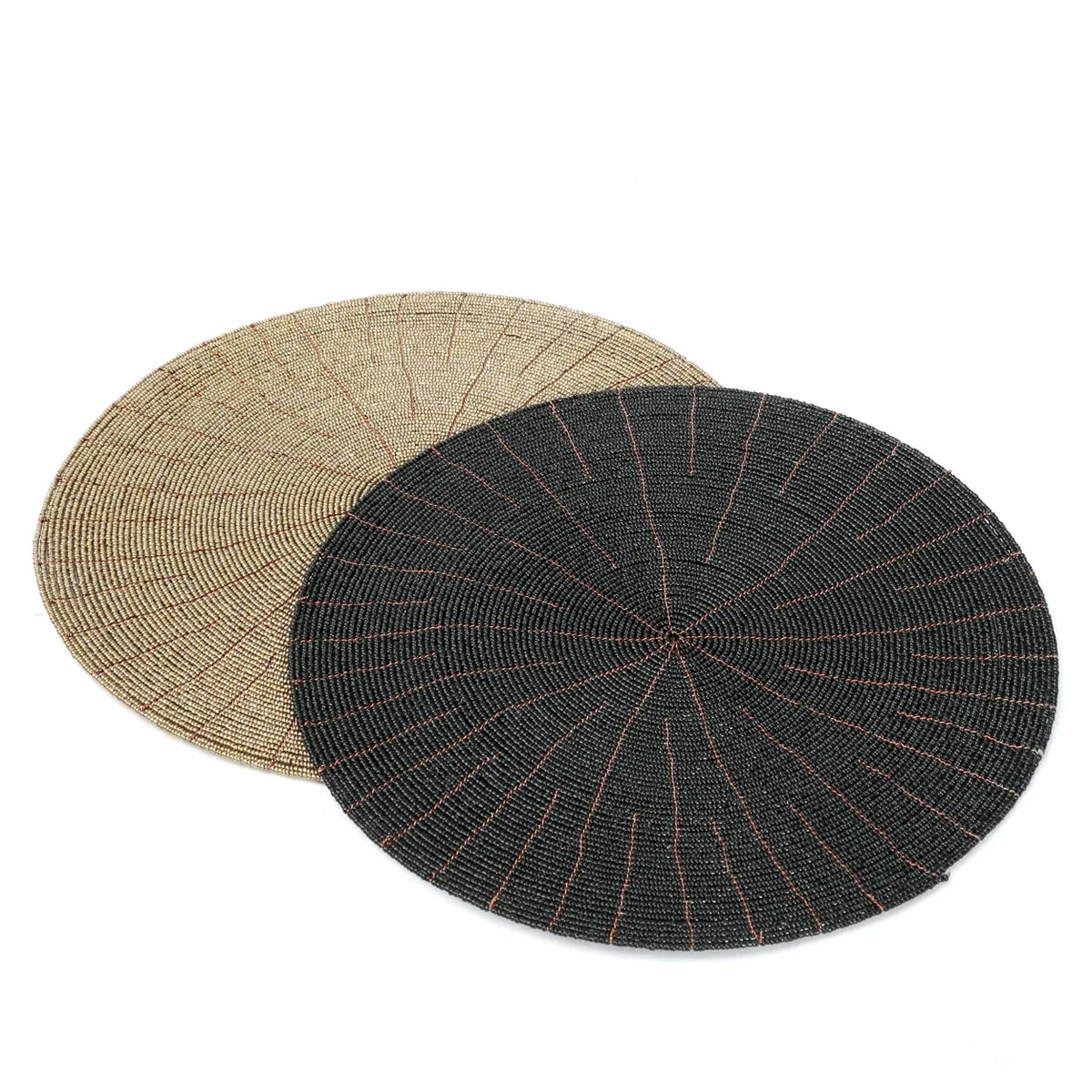 Kralen placemat zwart 30 cm met een zelfde placemat in bruin ernaast