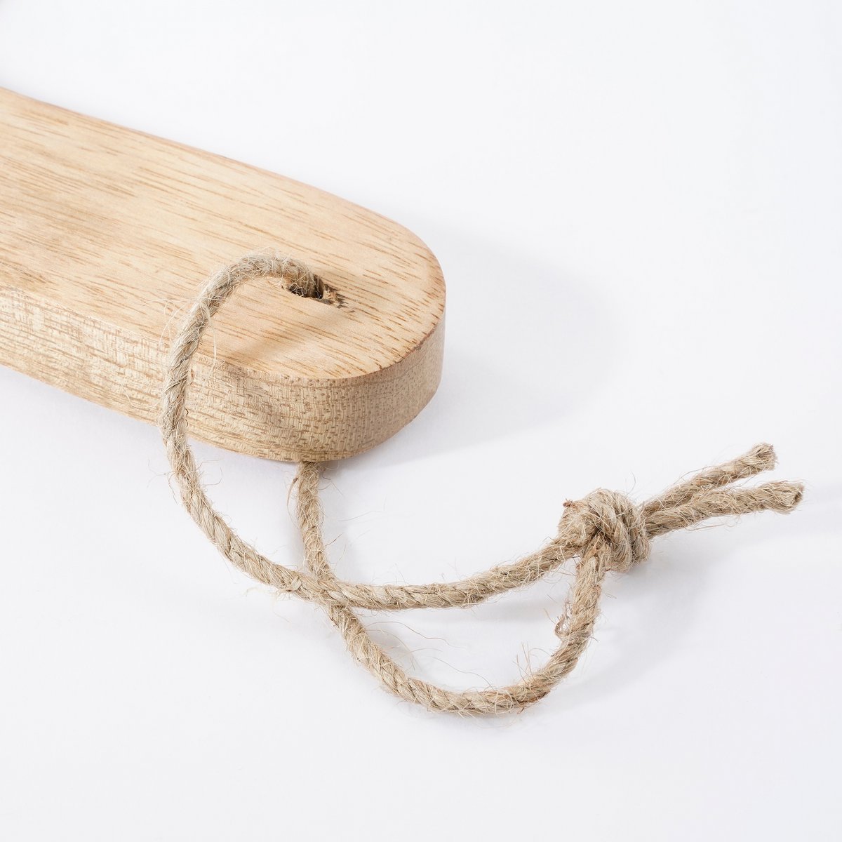 Close-up van een mangohouten serveerplank met een natuurlijke, gladde afwerking. De warme houttinten en subtiele nerfstructuur geven de plank een ambachtelijke uitstraling — perfect voor het serveren van hapjes of als stijlvol accessoire in de keuken.