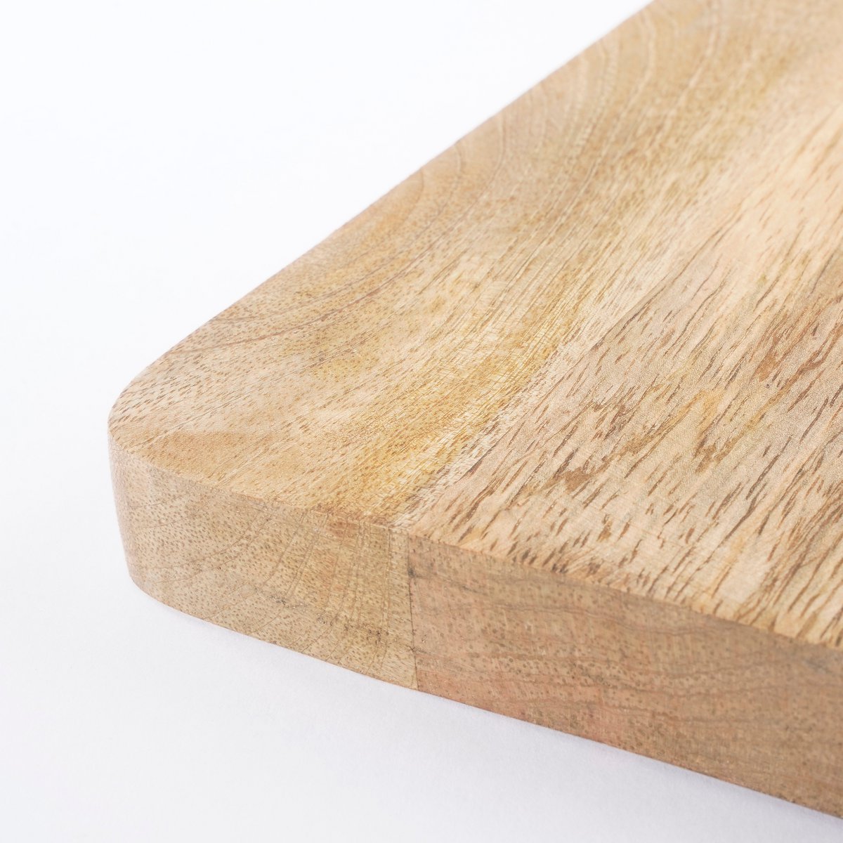 Close-up van een mangohouten serveerplank met een natuurlijke, gladde afwerking. De warme houttinten en subtiele nerfstructuur geven de plank een ambachtelijke uitstraling — perfect voor het serveren van hapjes of als stijlvol accessoire in de keuken.