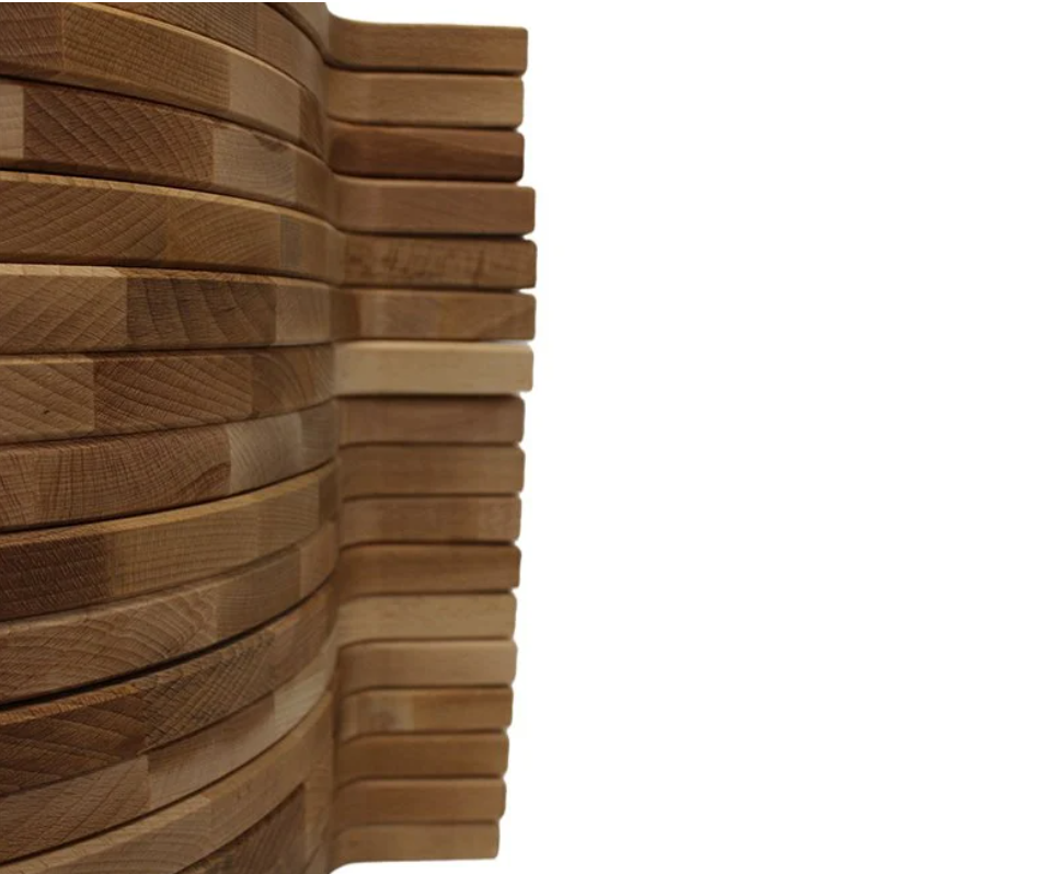 Meerdere borrelplanken hout en rond van 35 cm Napoli opgestapeld van dichtbij, closeup van handvatten van de zijkant