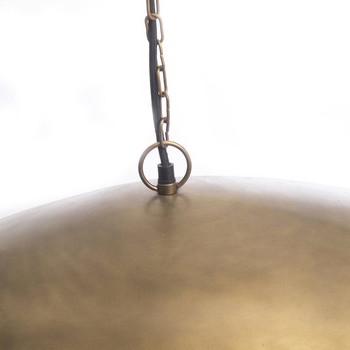 Goudkleurige hanglamp van ijzer met glanzende messing afwerking en organische vorm. Een opvallend designstuk dat warmte en elegantie toevoegt aan elke ruimte, perfect als blikvanger boven de eettafel of in de woonkamer.