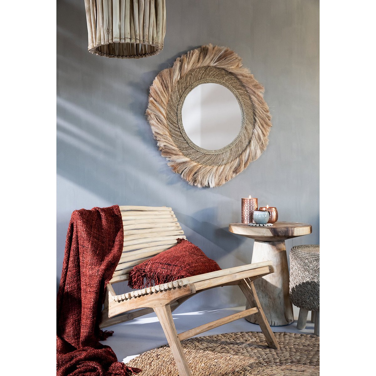 Stylingbeeld van rode kussenhoes in interieur met neutrale tinten