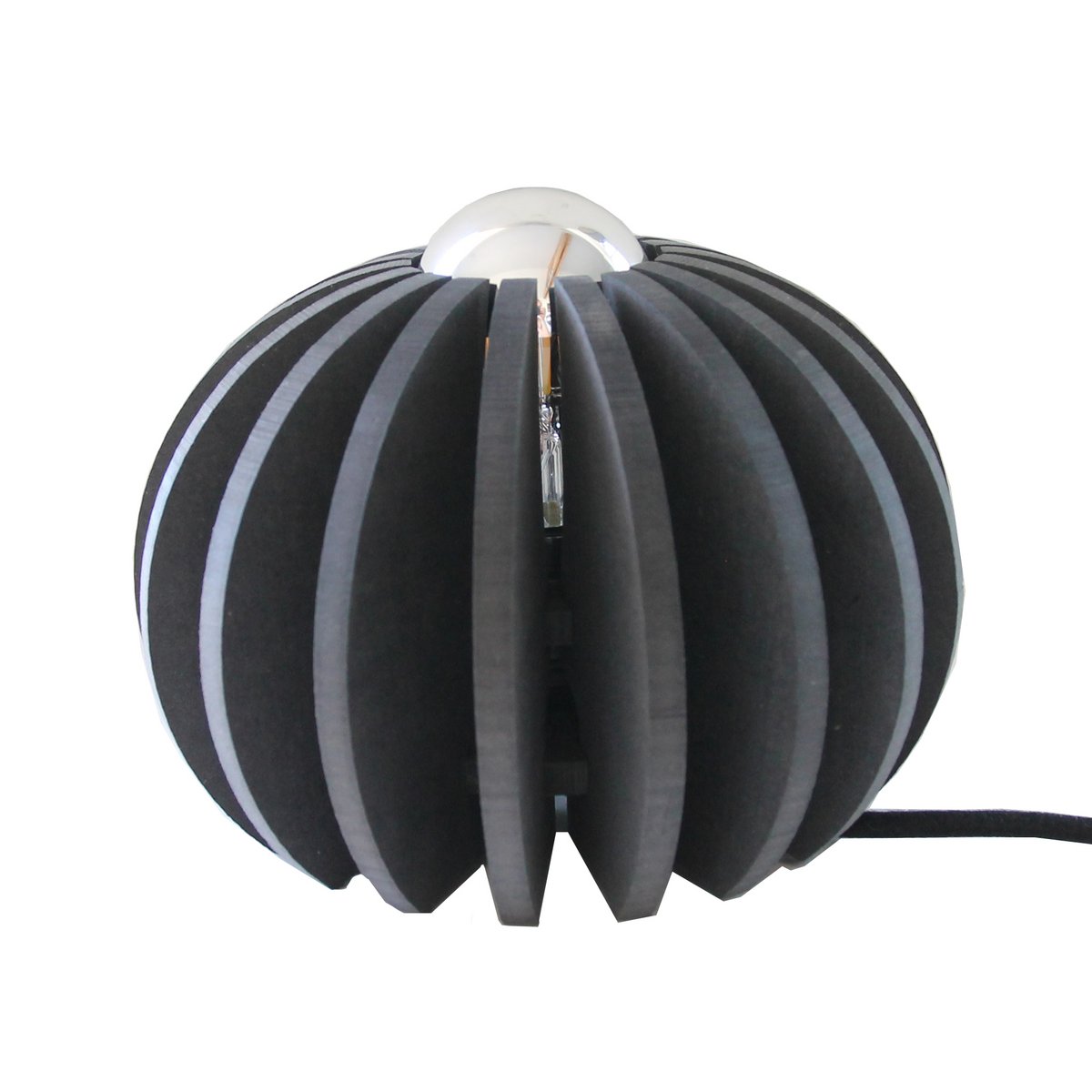 Het strakke design en de matte afwerking maken deze lamp een stijlvolle toevoeging aan ieder interieur. Minimalistisch, maar met karakter.