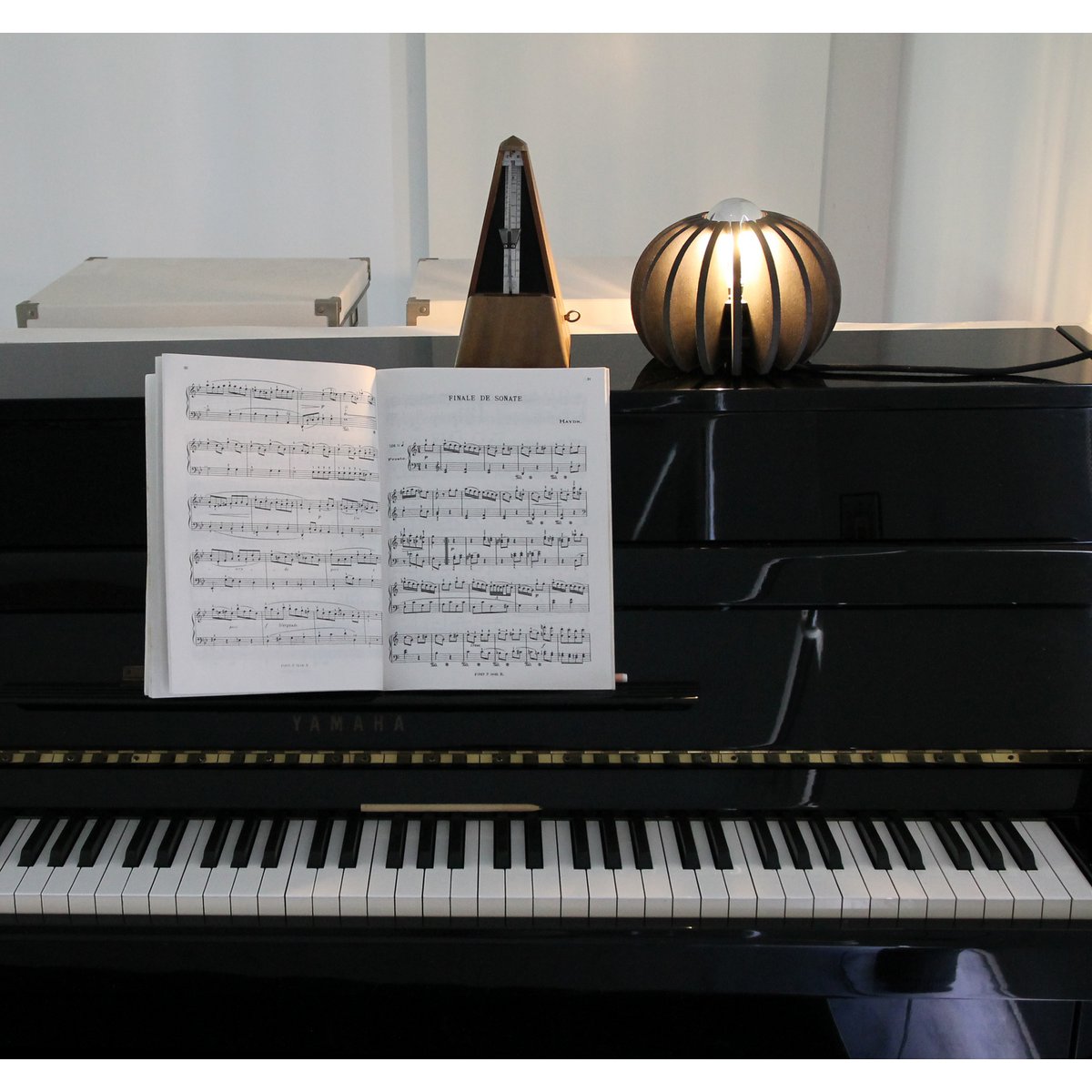 De lamp voegt een modern detail toe aan de ruimte en benadrukt het ambachtelijke gevoel van muziek en interieur. Een subtiele blikvanger met veel persoonlijkheid.