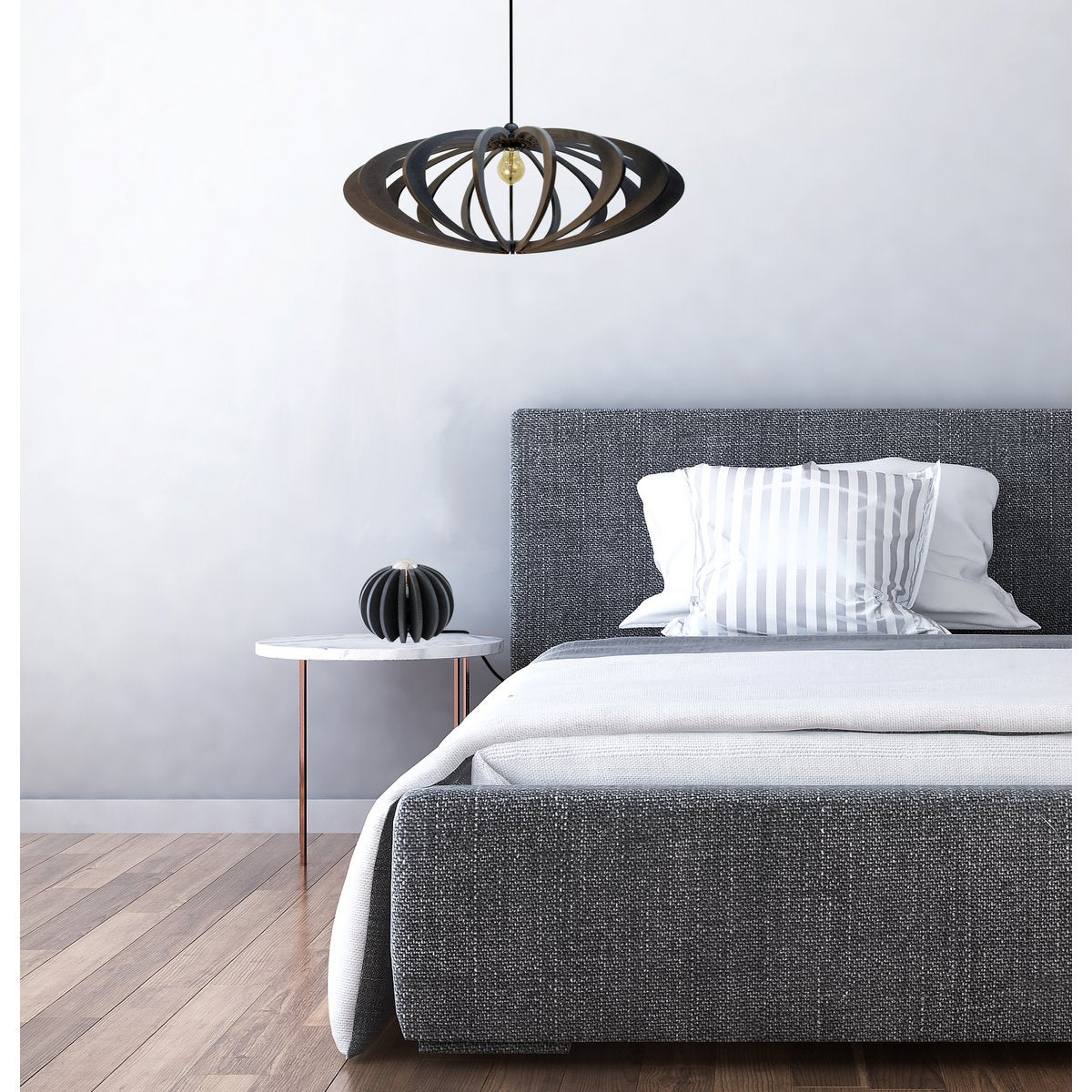 Combineer deze tafellamp met de bijpassende hanglamp voor een harmonieus geheel. Samen brengen ze balans tussen design, sfeer en eenvoud.