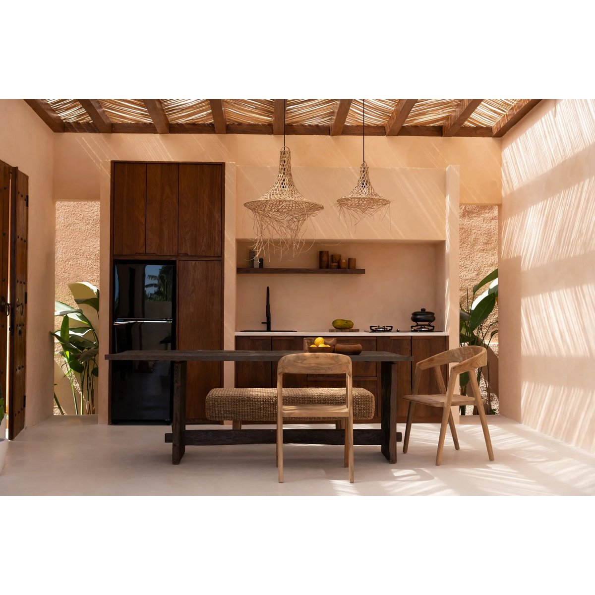 Handgemaakte rotan hanglamp in Coastal Boho stijl. Zorgt voor warm, zacht licht en een boho uitstraling in deze beachy-style kamer.