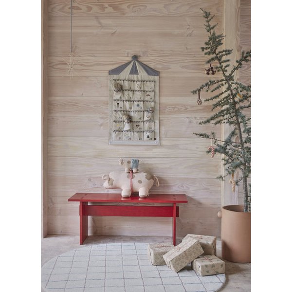 Ook zonder kinderkamer straalt dit knuffelvarken warmte uit. Zet hem op een kast of bankje als decoratief accent en geef je interieur een speelse, zachte touch.