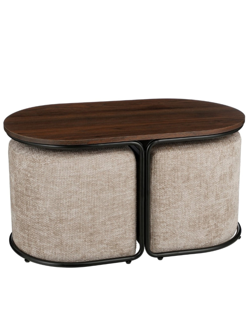 Moderne salontafel met een ovale houten bovenkant en twee zachte beige poefs geïntegreerd in een zwart metalen frame. De poefs kunnen los worden gebruikt als extra zitplaatsen of voetenbankjes. Een stijlvolle en multifunctionele toevoeging aan elk eigentijds interieur.