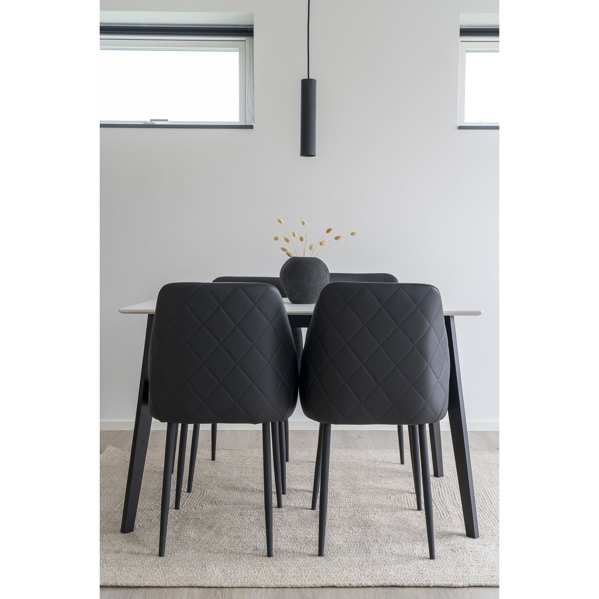 Sfeerfoto Paris hanglamp zwart boven eettafel